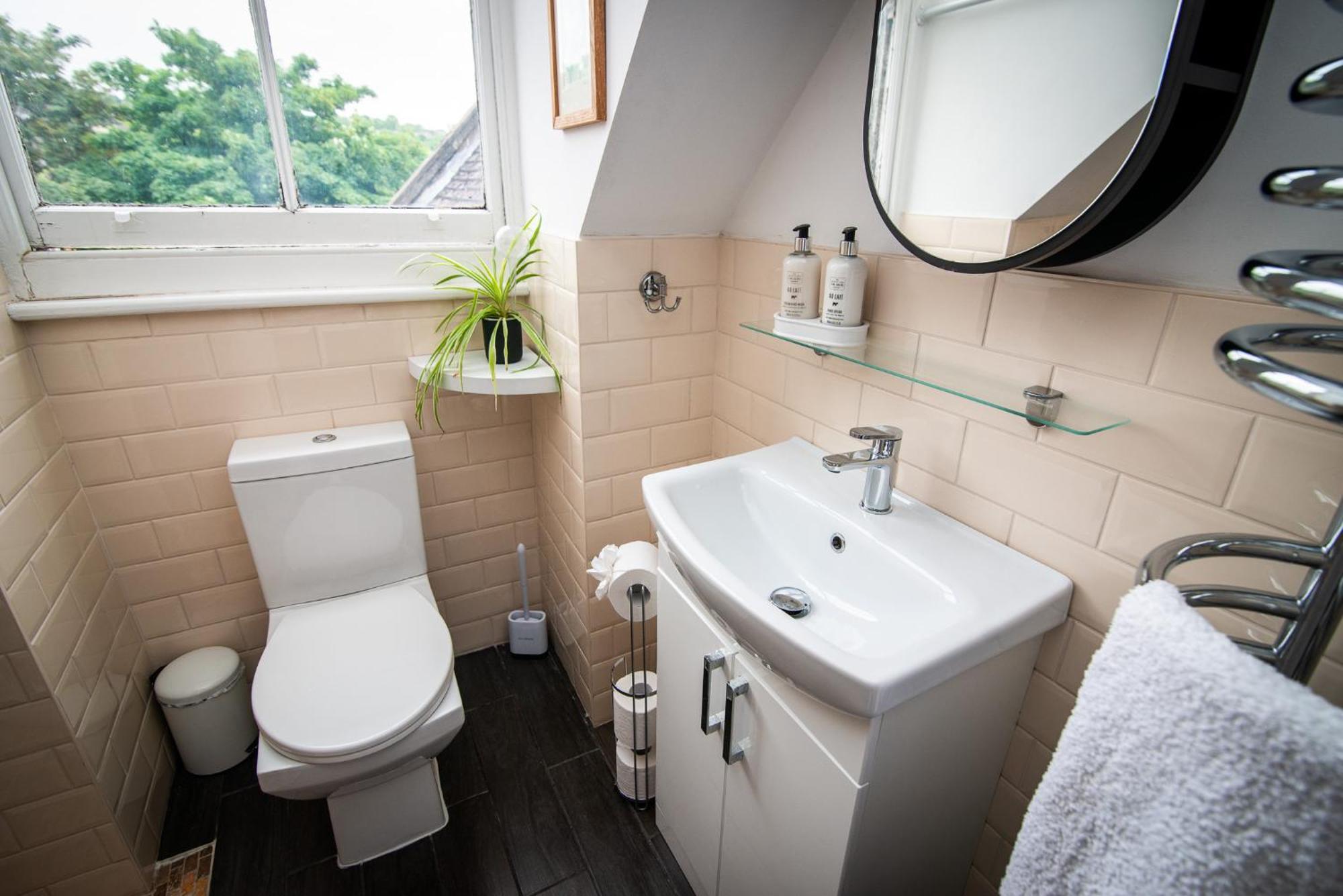 Spacious Retreat With River Views Near Peak District Matlock  Exterior photo