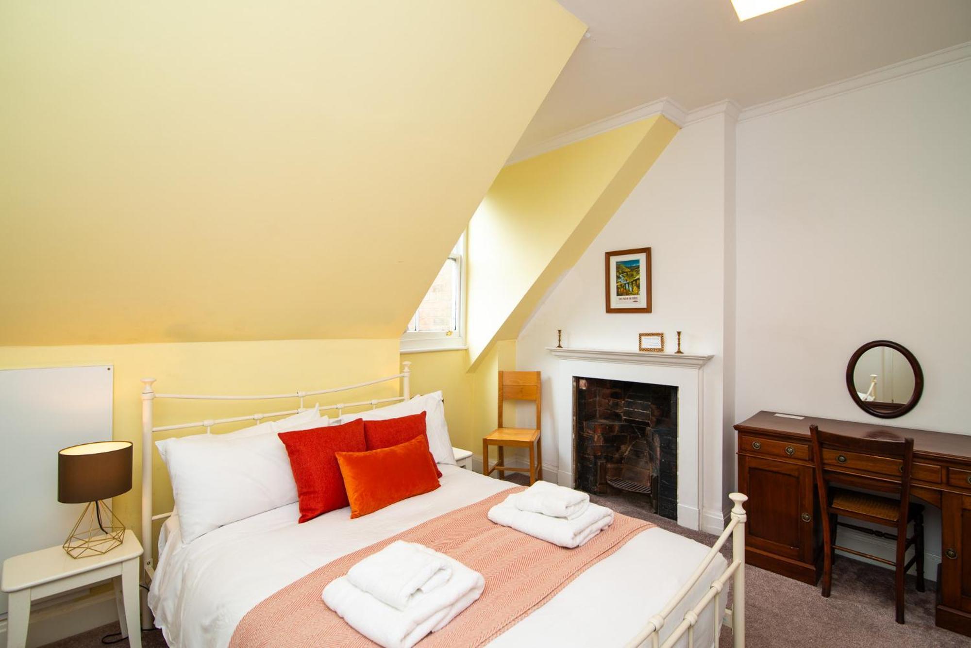 Spacious Retreat With River Views Near Peak District Matlock  Exterior photo
